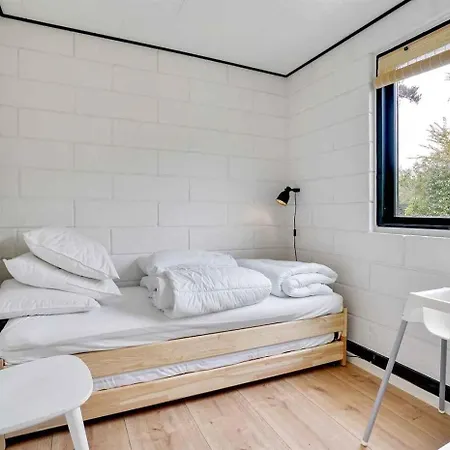 Summer House In An Idyllic Coastal Area 펜션